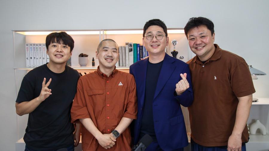 출연진 단체 사진